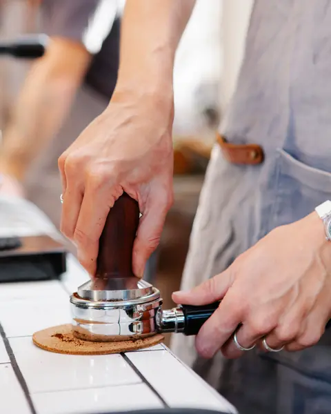 Symbolbild: Barista an der Theke eines Cafés